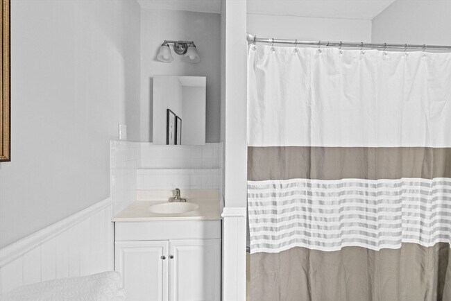 Building Photo - 225 Pleasant St