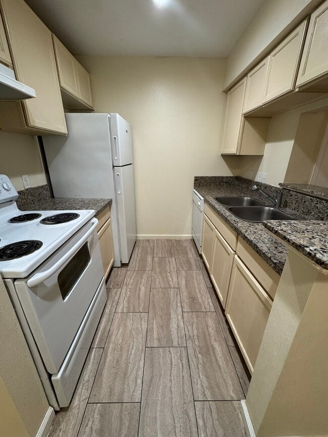 Building Photo - 717 Richcrest Dr