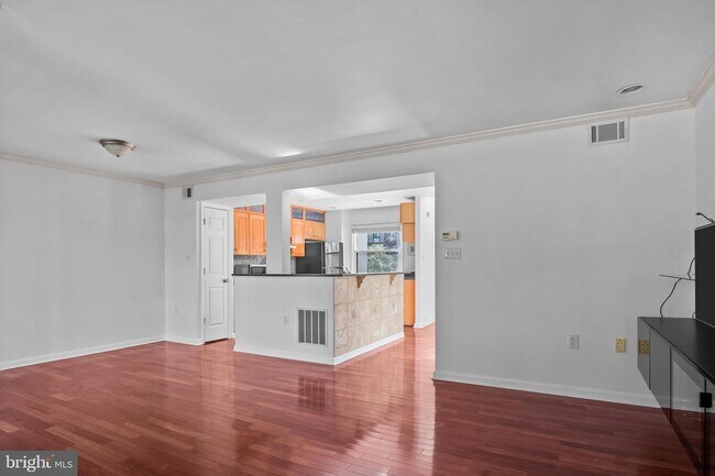 Building Photo - Headline:  Spacious & Updated Townhouse in Prime Reston Location