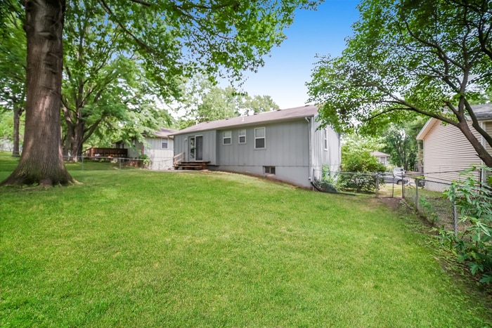 Building Photo - 317 NE Lakeview Dr