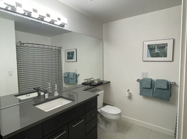 Building Photo - 1-bed, 1-bath, Modern Condo in Capitol Hill!