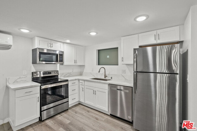 Building Photo - 15286 Sutton St