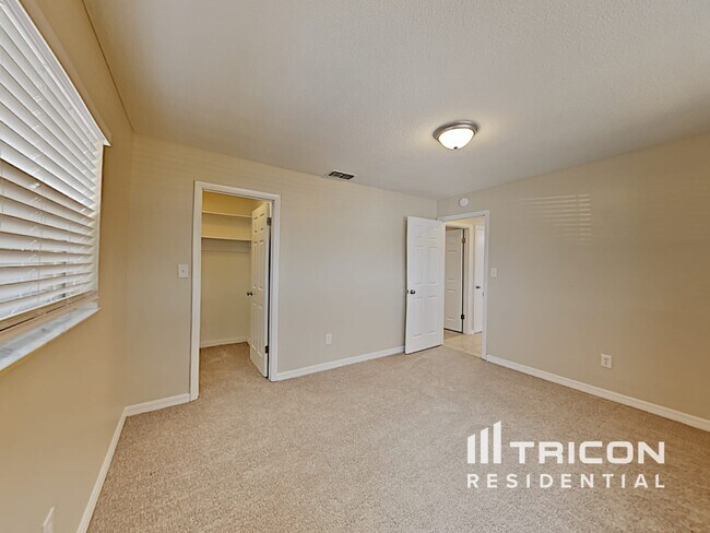 Building Photo - 227 Lochmond Dr