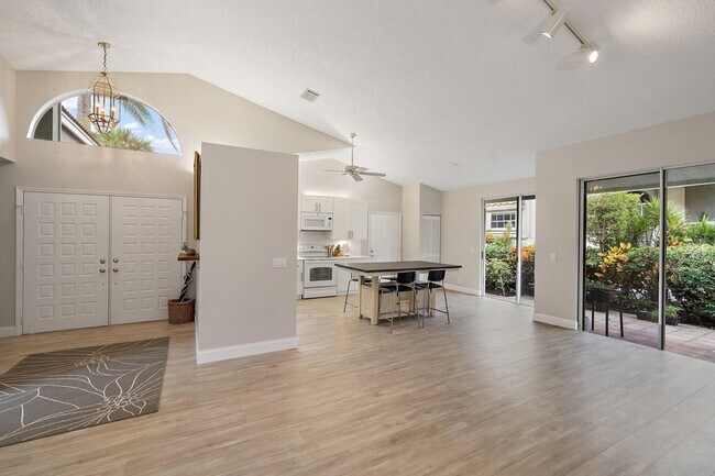 Building Photo - 6866 Briarlake Cir