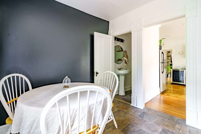 Building Photo - 256 W Poplar Ave