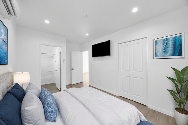 Building Photo - 572 N Cambridge St