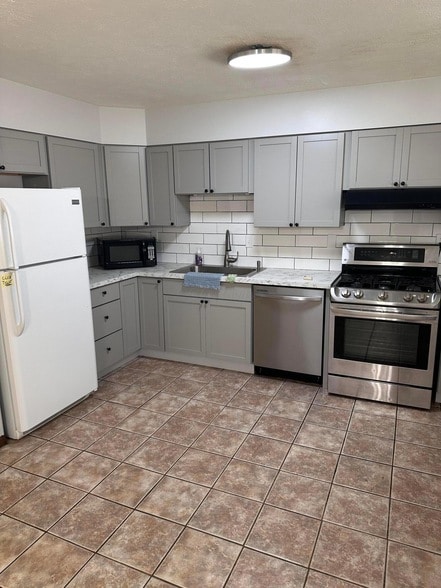 Building Photo - 388 Gamewood Dr