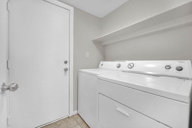 Building Photo - Beautiful 5 Bedroom! New Upgrades! / Coming Soon! 1/23!