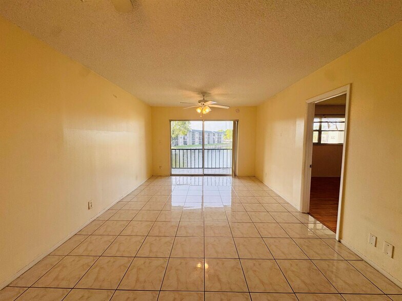 Building Photo - 8025 Colony Cir S