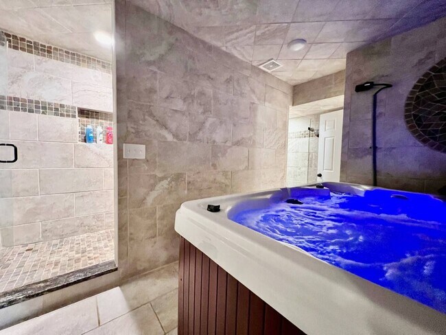 Building Photo - Executive home in West Chester Game Room Hot Tub