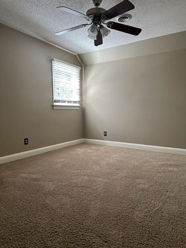 Building Photo - Maplewood