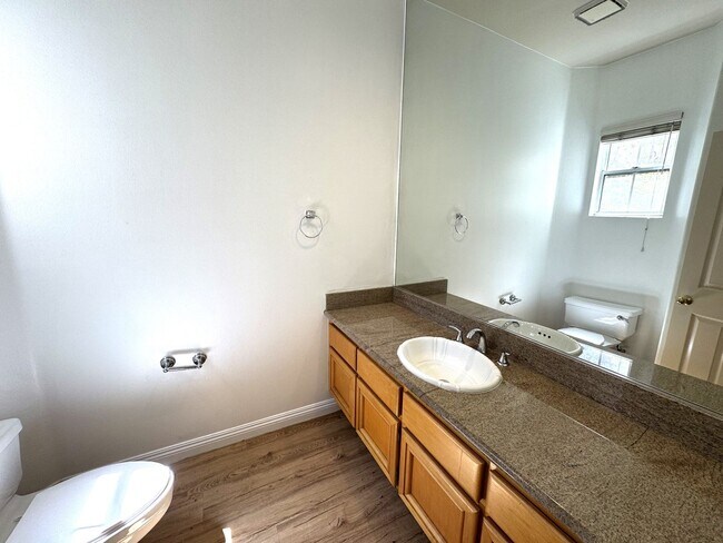 Building Photo - Beautiful 3Bd/2.5Ba Spacious Home in Tustin!