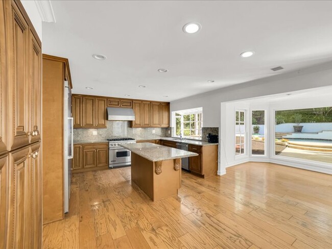 Building Photo - 9654 Wendover Dr
