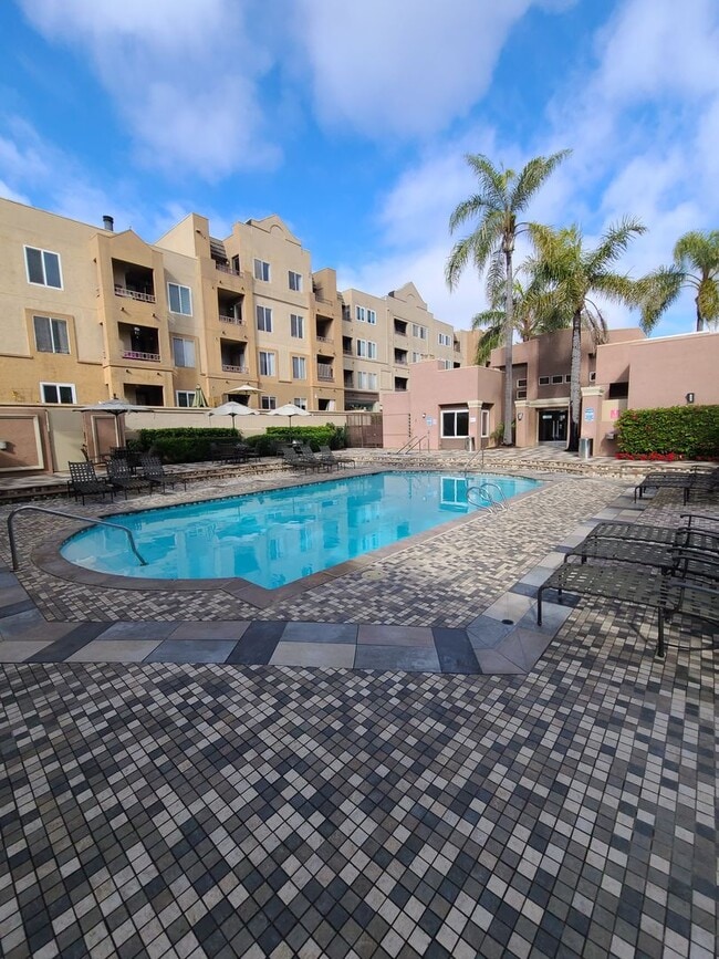 Building Photo - 1 bed 1 bath in UTC with great amenities Pool, hot tub, gym, underground parking.