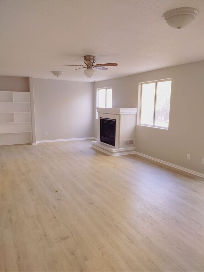 Building Photo - Beautiful Bloomington Hills Home