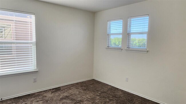 Building Photo - 402 Parrot Tulip View