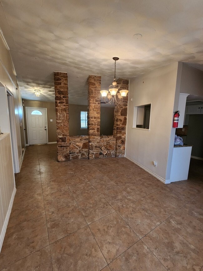 Building Photo - 2210 Newcastle Dr