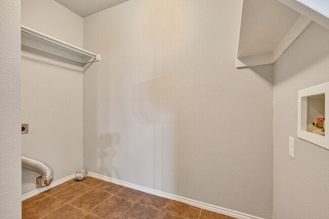 Building Photo - 2545 Prospect Hill Dr