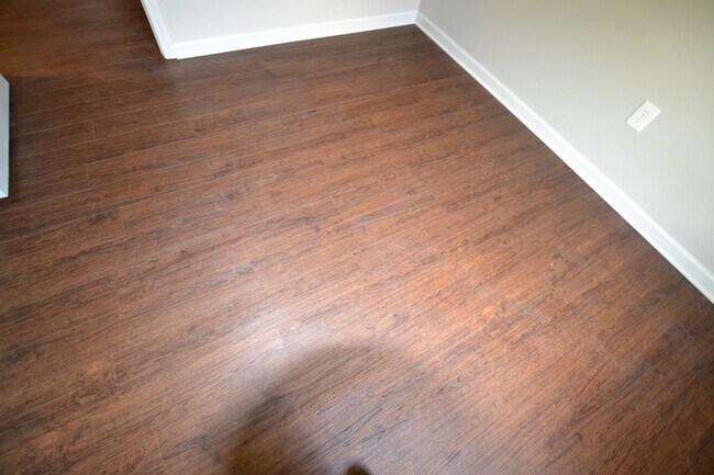 Building Photo - Charming 3 bedroom Duplex Conveniently Loc...