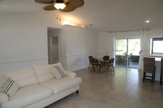 Building Photo - 2341 SE Maslan Ave