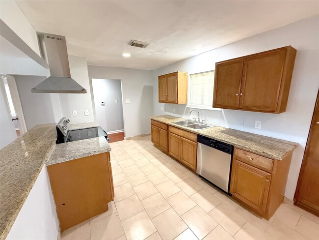 Building Photo - 2206 Eriksson St