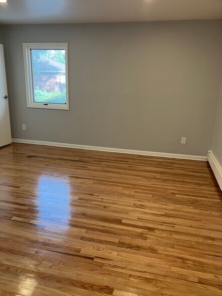 Hardwood floor - 2442 1st St