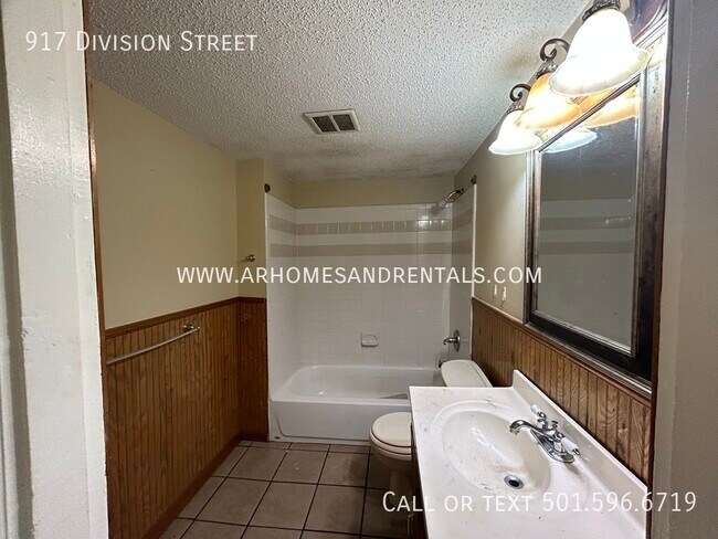 Building Photo - 917 Division Street | $850 | 2 beds, 1 ful...