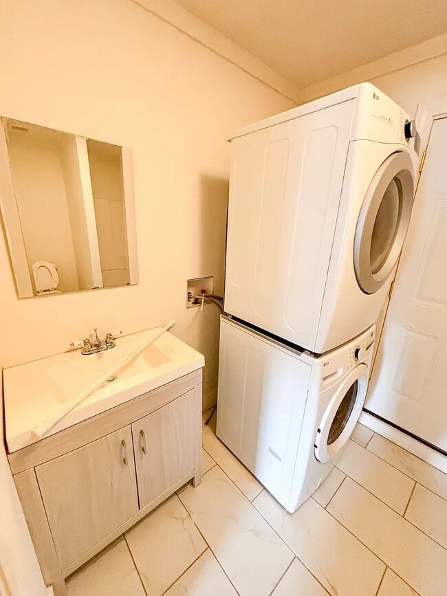 Building Photo - 301 Thacker Loop