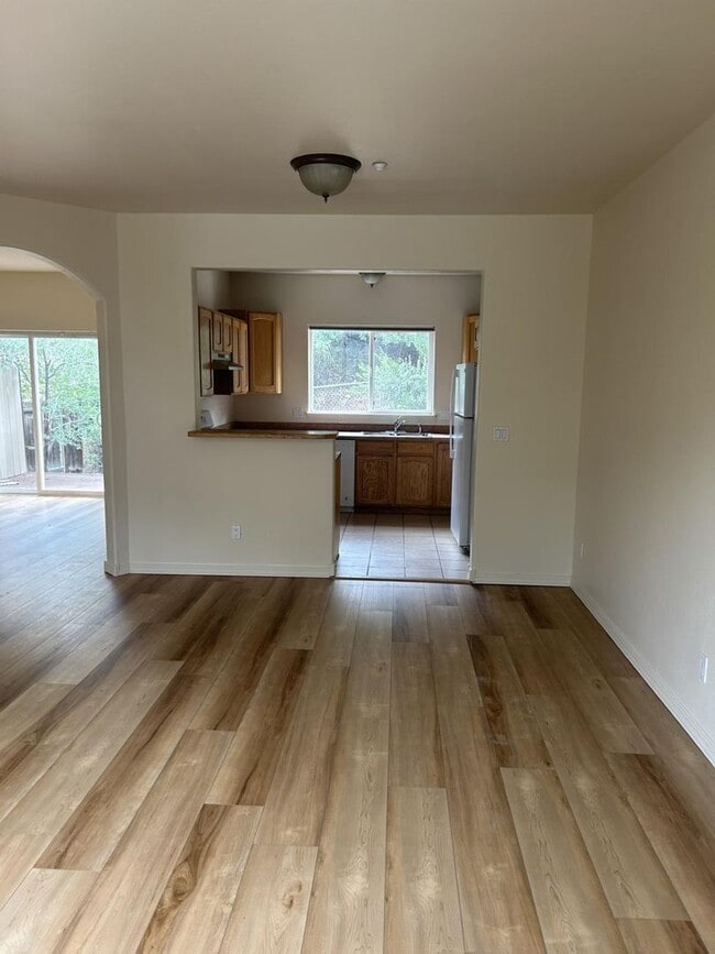Building Photo - Charming 3-Bedroom, 2-Bath Townhouse Near ...