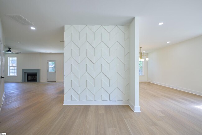 Building Photo - 307 Woodruff Lake Way