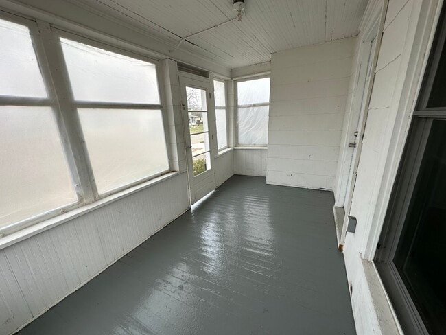 Building Photo - Spacious Two-Bedroom Home