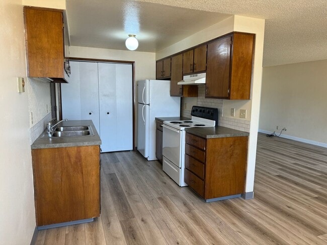 Building Photo - Lovely 2-bedroom/1-bathroom duplex with garage!