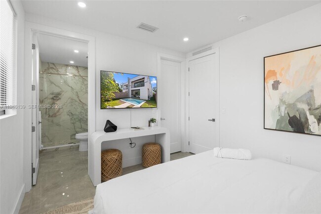 Building Photo - 325 SW 16th St