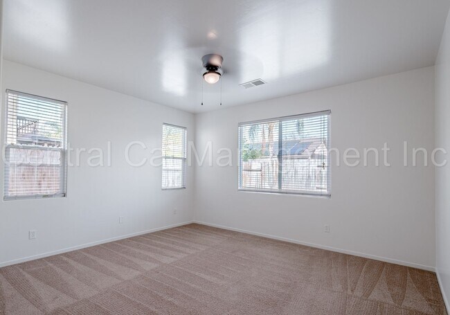 Building Photo - 3 Bedroom/2 Bath home located in the Desired Northwest - $2395 per Month!