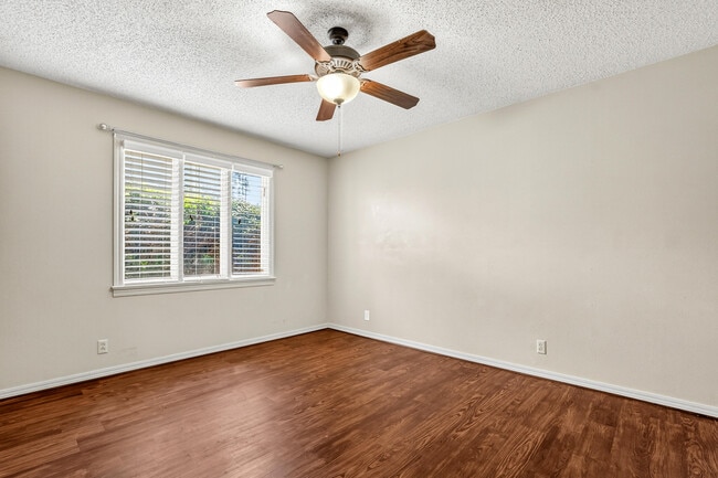 Building Photo - 225 N Terry Dr