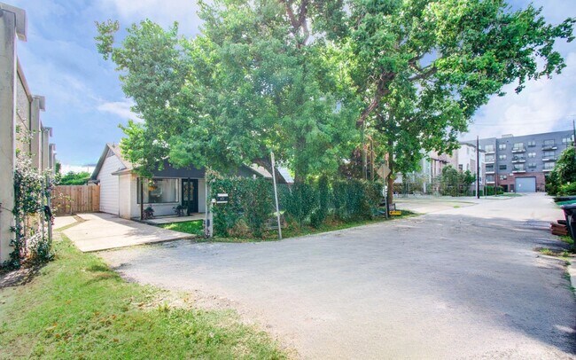 Building Photo - 1612 Bonner E St