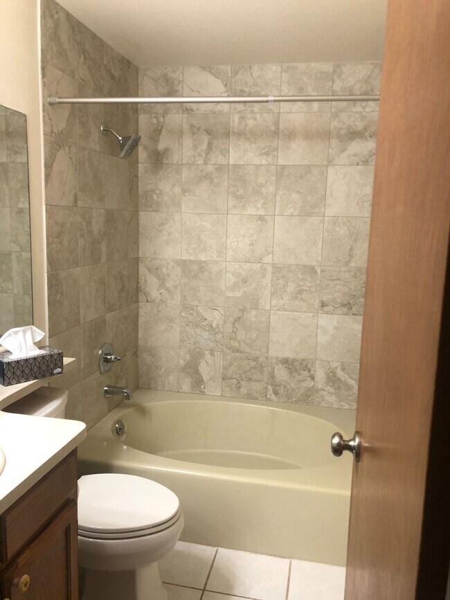 Building Photo - Spacious 2-bedroom Condo-Ground level!