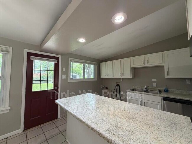 Building Photo - 865 Robinwood Dr
