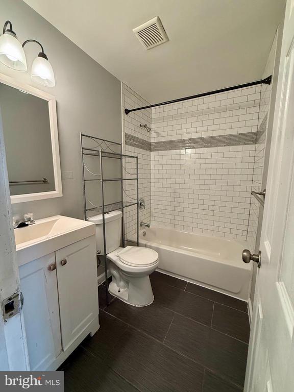 Building Photo - 1627 Quarter Ave