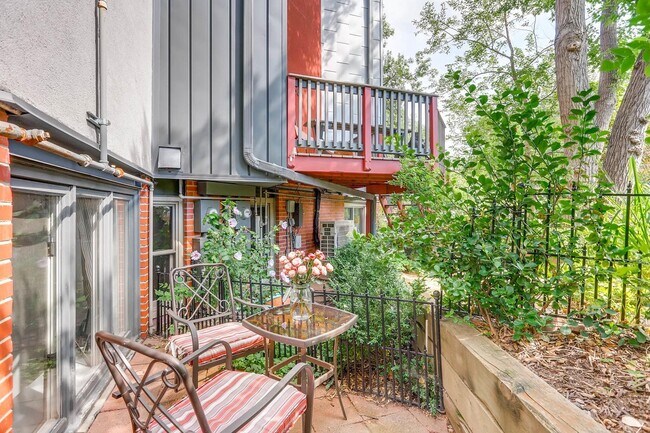 Building Photo - Modern West End Pearl St. 1 Bed/1 Bath Con...