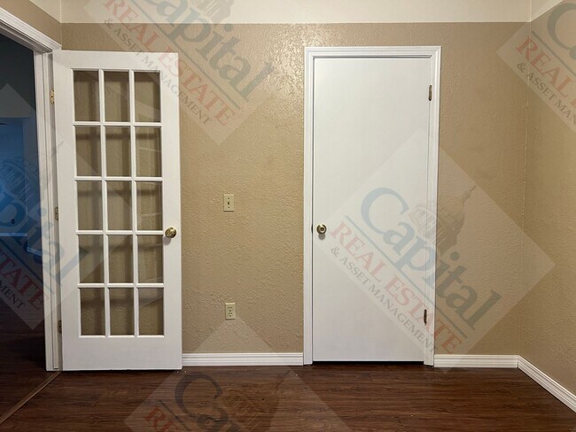 Building Photo - Charming 3 Bedroom