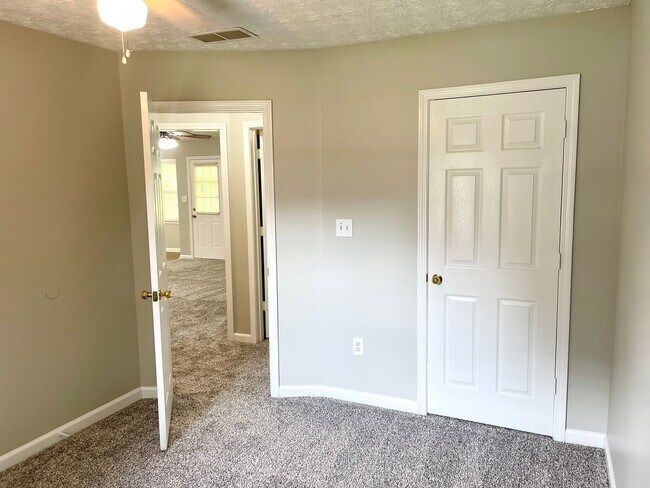 Building Photo - Welcome to this charming 3-bedroom, 2-bath...