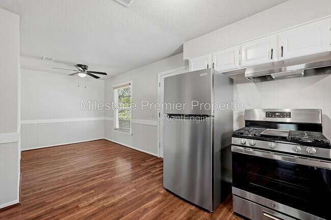 Building Photo - 1006 W Texas St