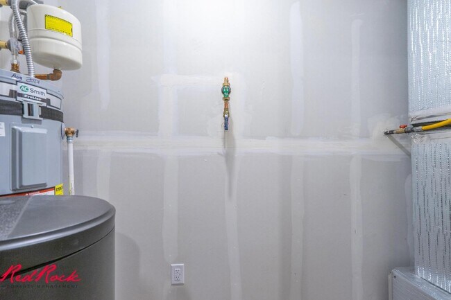 Building Photo - Dog Friendly! 3 Bedroom 2 Bathroom Townhome in Long Valley.