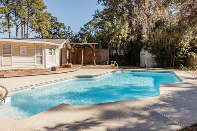 Building Photo - 410 Tanglewood Dr