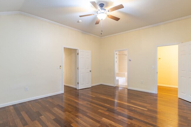 Building Photo - Spacious 4 bedroom single family home at t...