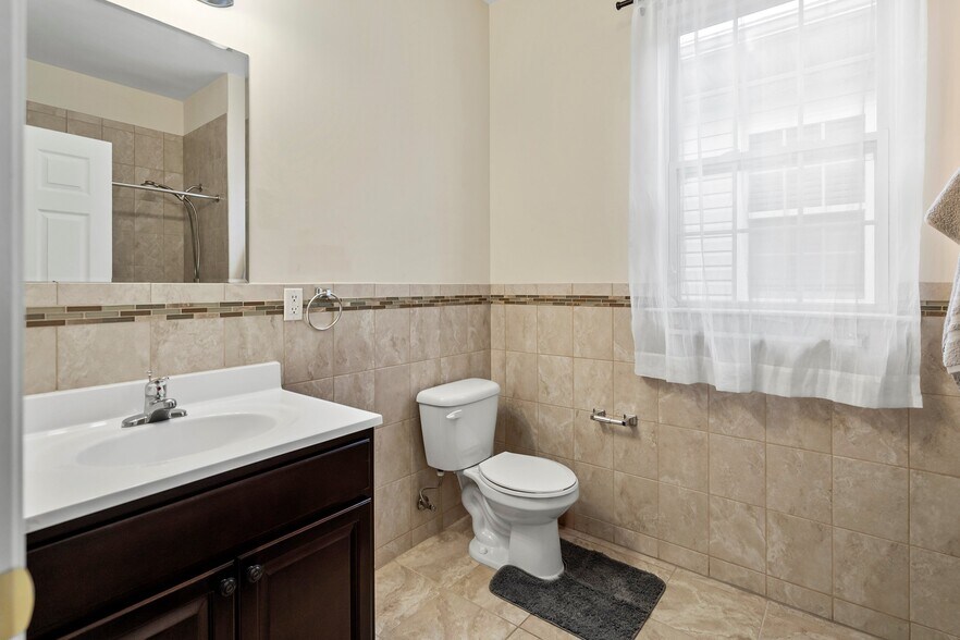 Building Photo - 13 Oak St