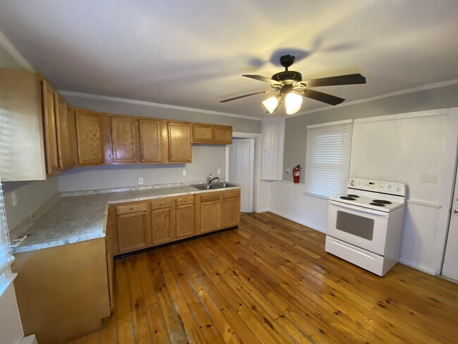 Building Photo - 212 York St