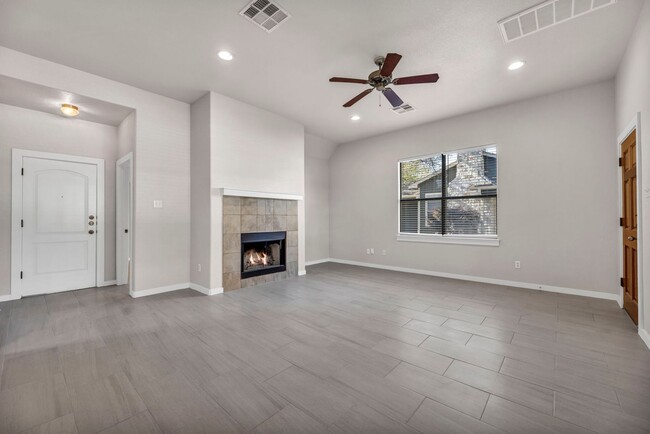Building Photo - Gorgeous 3 bed 2 Bath detached condo in tr...