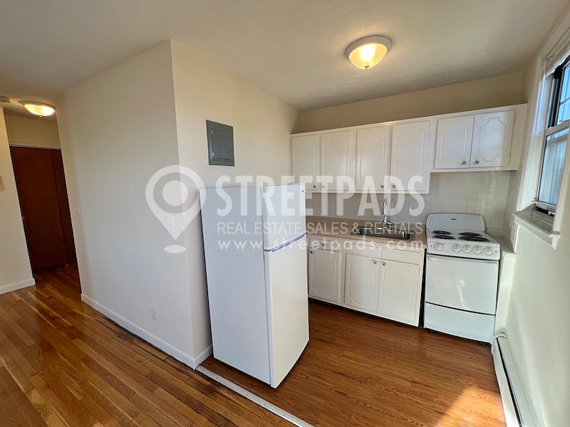 Building Photo - 160 N Beacon St